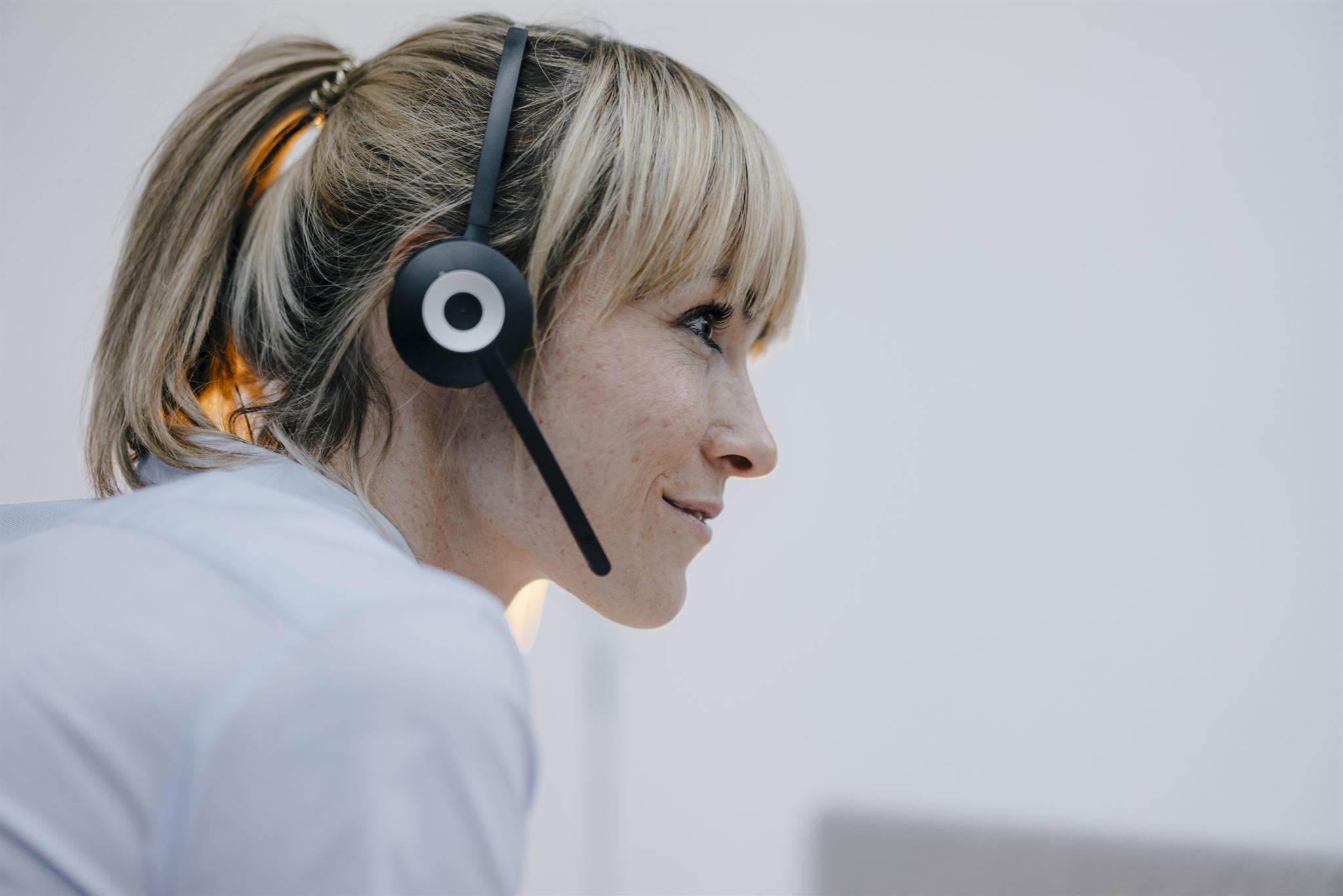 Mujer-con-auriculares